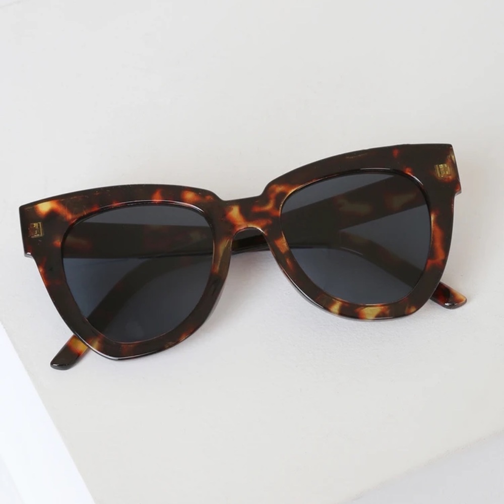 Bold Tortoise Shell Frame Smoke Lens Sunglasses - Picture 2 of 3